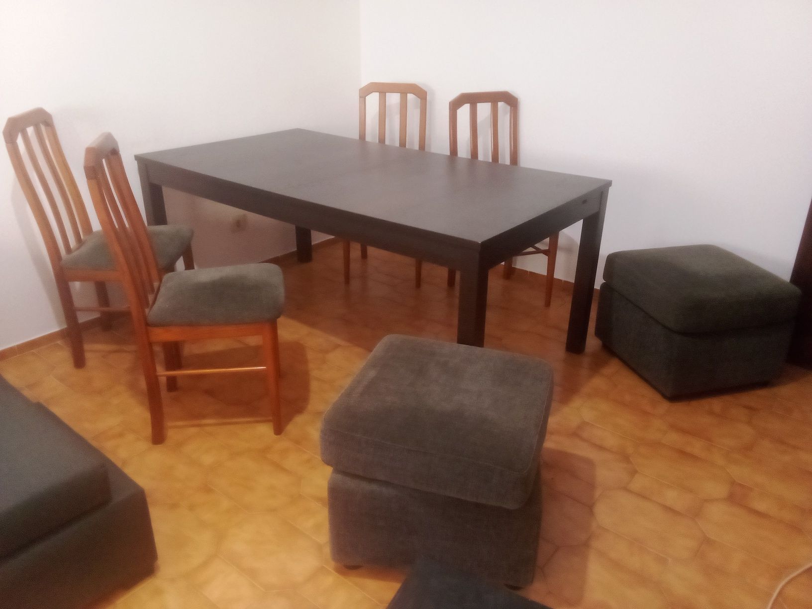 Mesa, cadeiras e puf