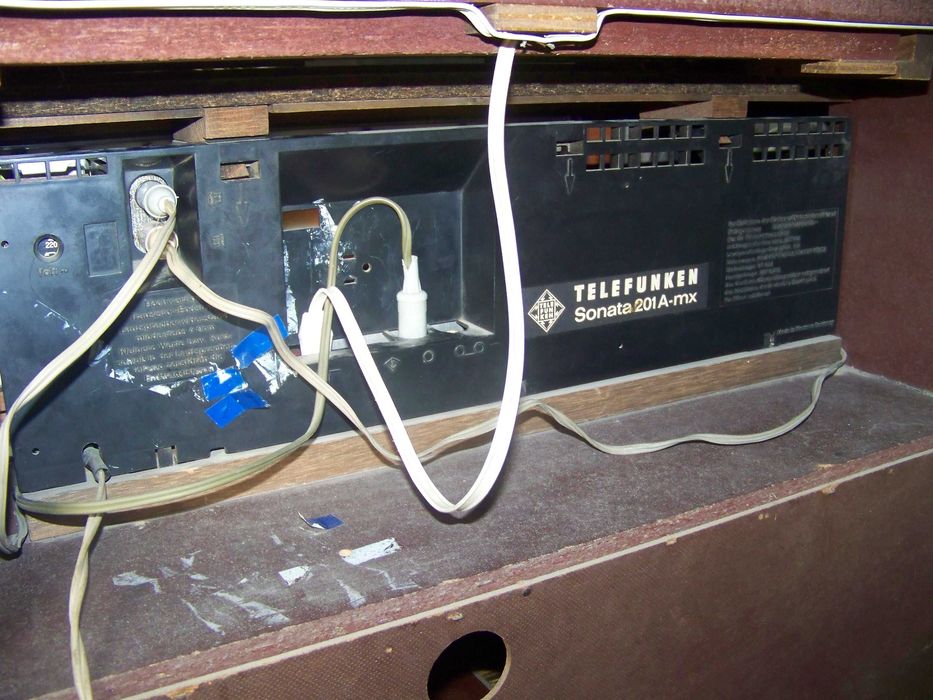 rádio e giradiscos telefunken em móvel de madeira