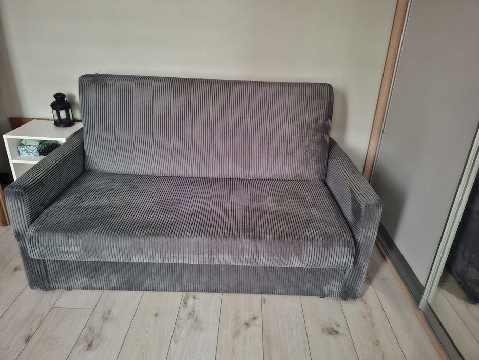 Komplet stół + 4 krzesła; rozkładana sofa