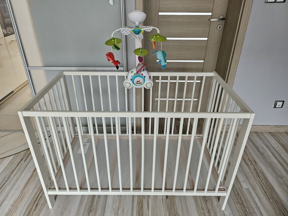 Sprzedam dziecięce łóżeczko z materacem i karuzela