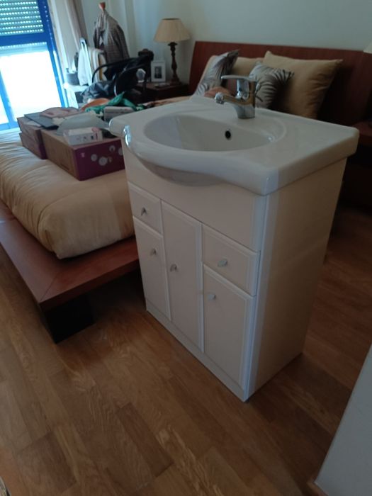 Molel de casa de banho com torneira