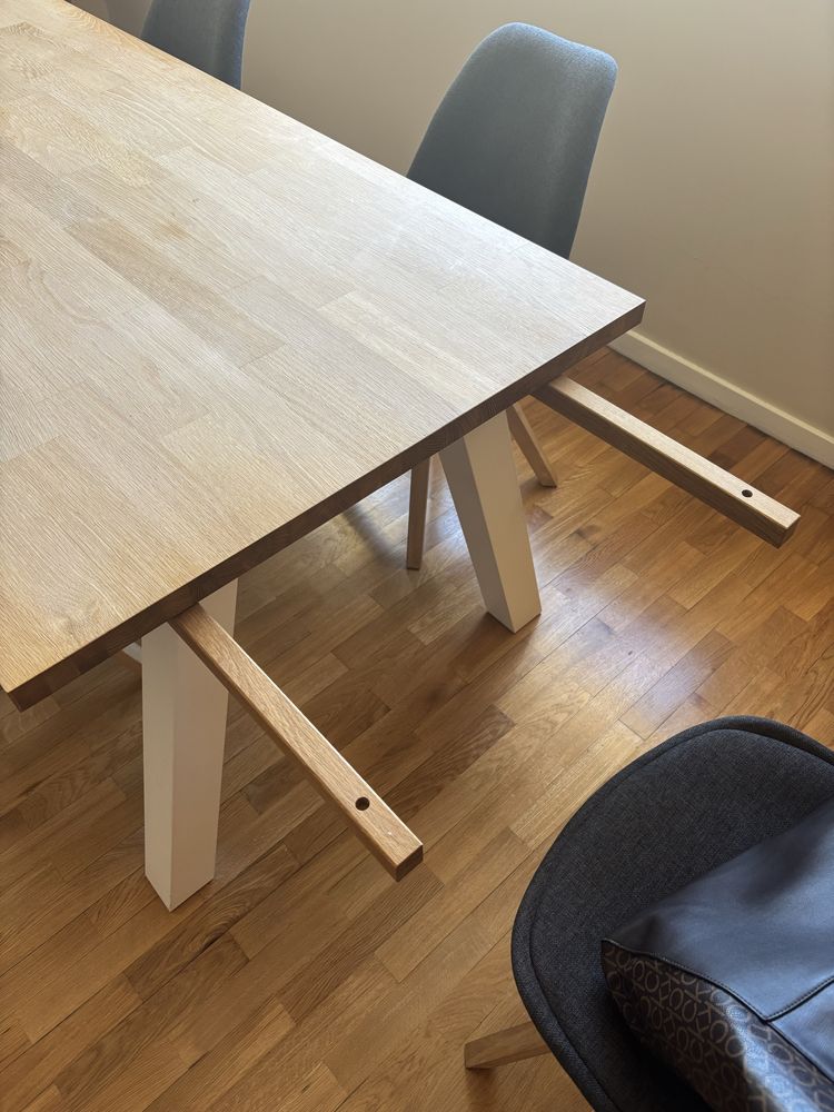 Mesa de jantar em madeira