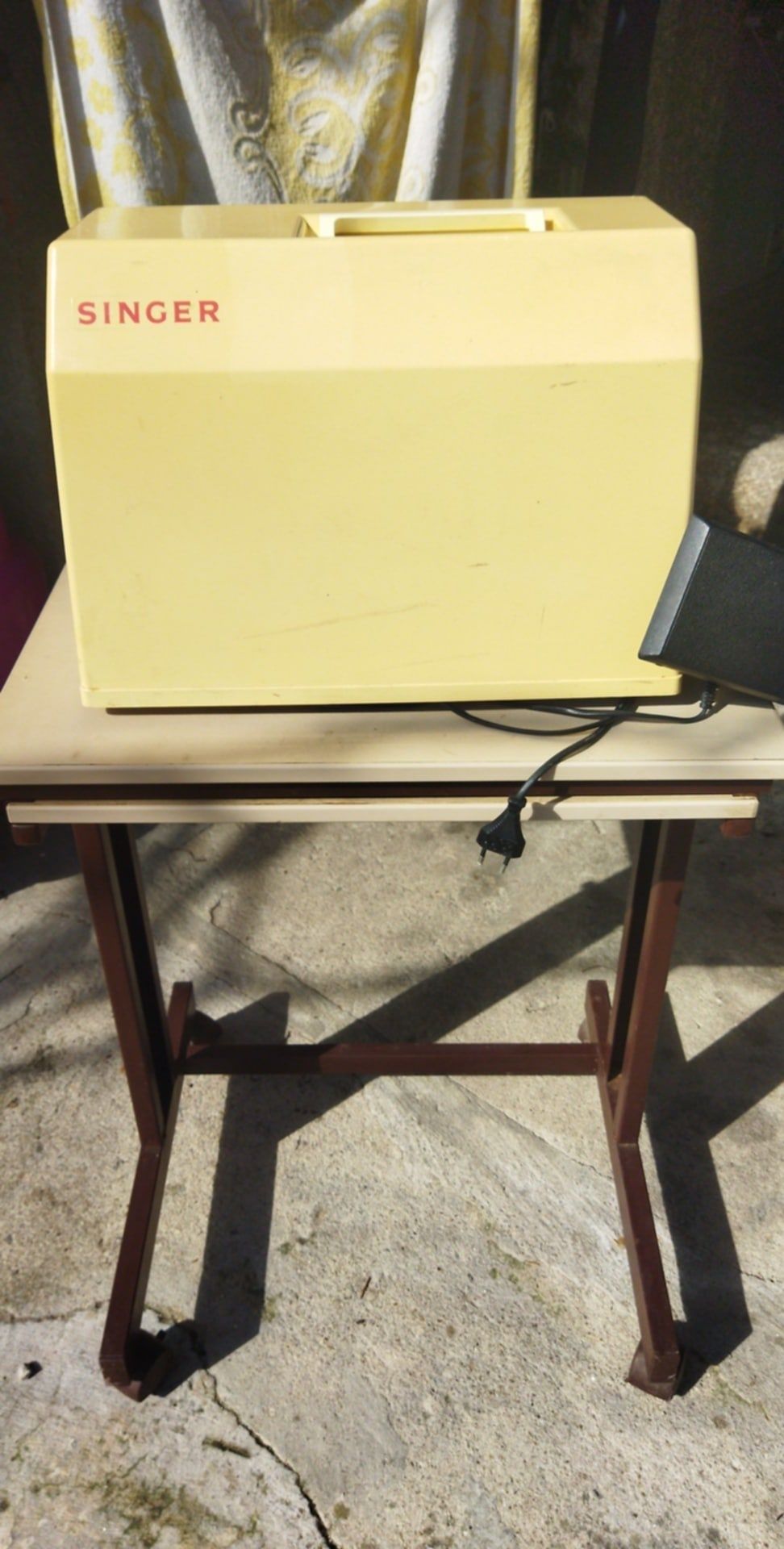 Maquina de costura da Singer, com mesa