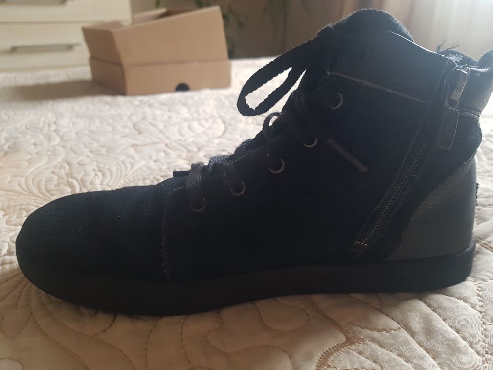 Продам ботиночьки ugg 33 р