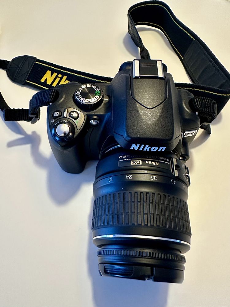 Nikon D60 com objectiva e acessorios .