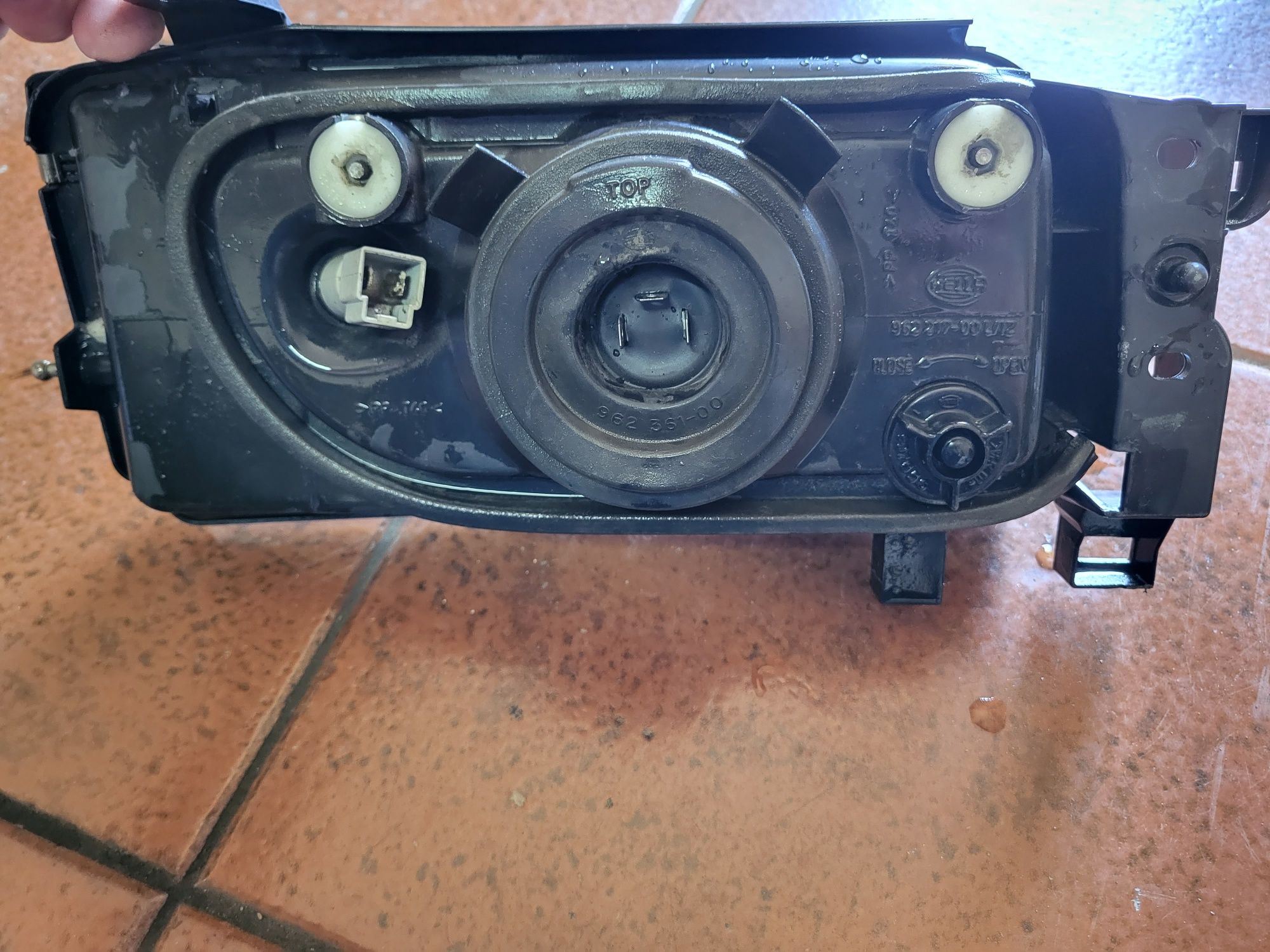 Farol esquerdo nissan terrano II
