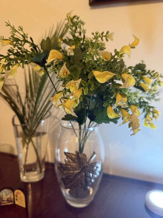 Jarra de vidro fino e aplicacao de estanho com flores amarelas