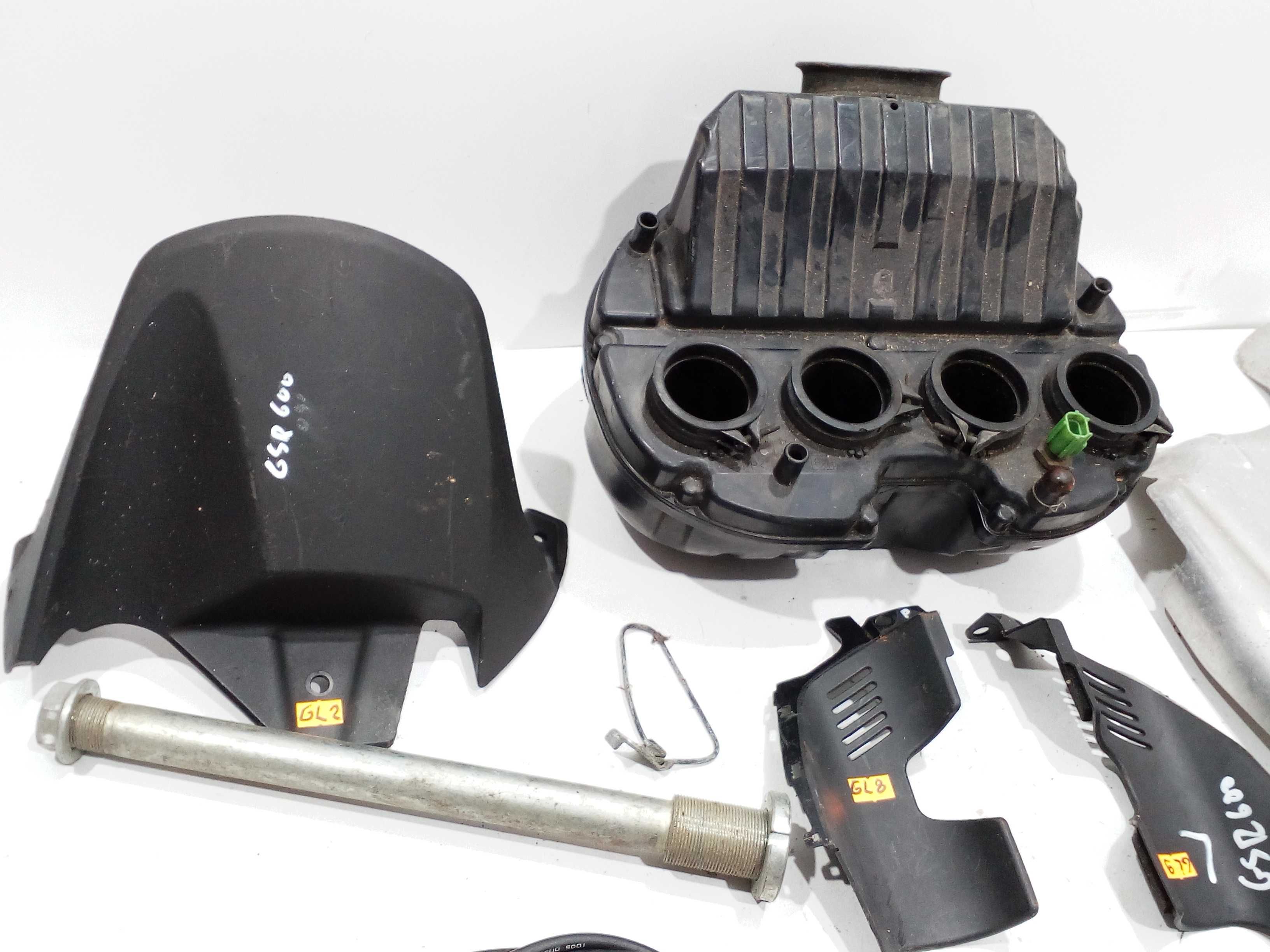 Suzuki GSR 600 uchwyt słona linka wiązka nadkole airbox części