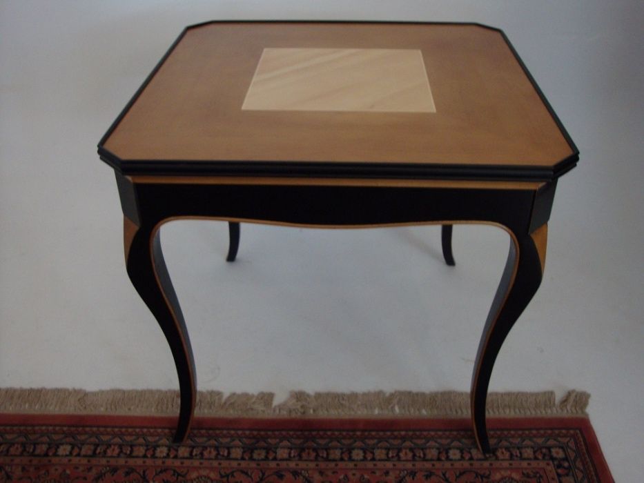 Mesa de abas antiga em madeira entalhada