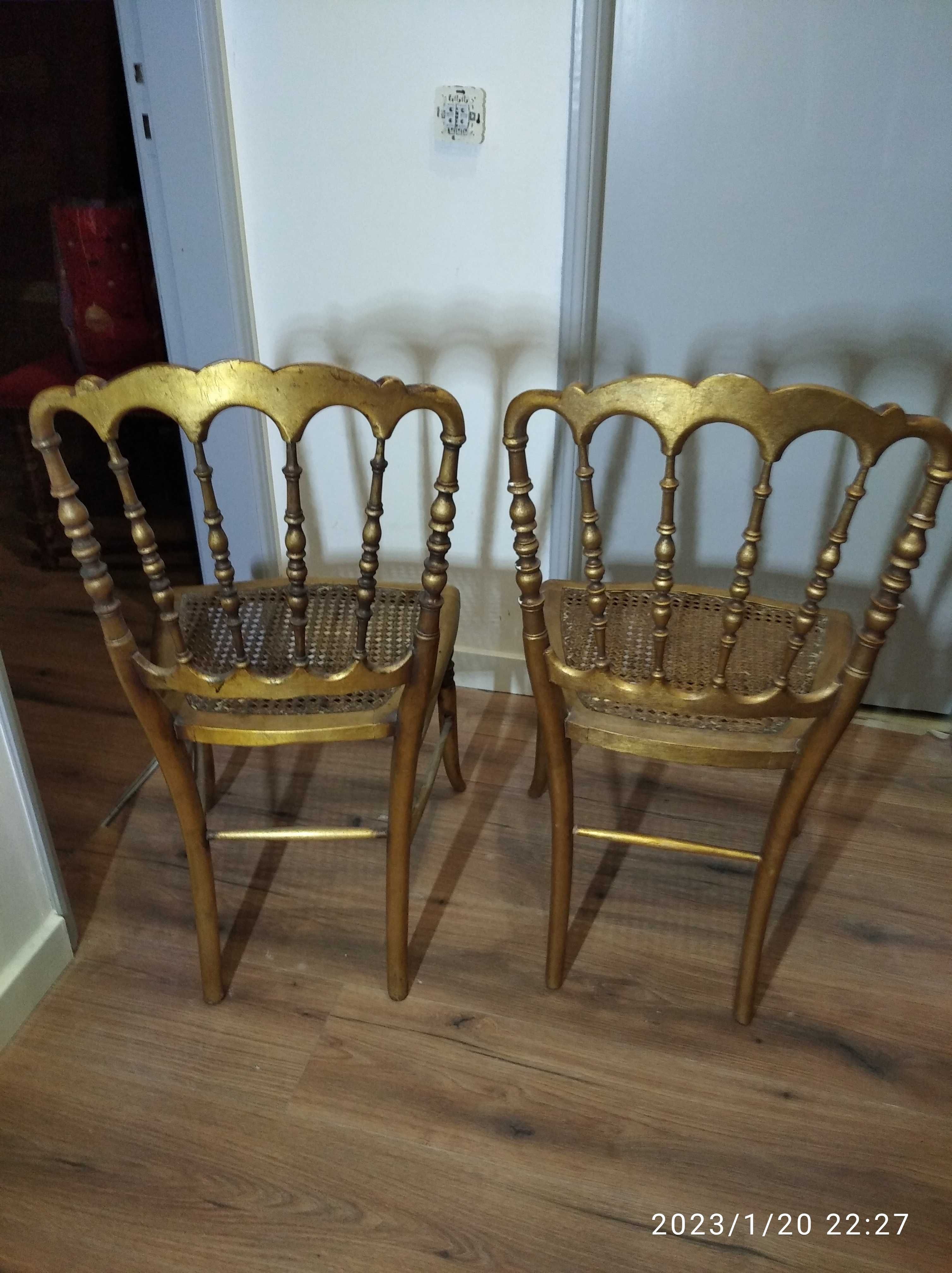 Duas cadeiras antigas, douradas
