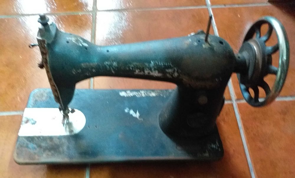 Maquina de costura e tampo