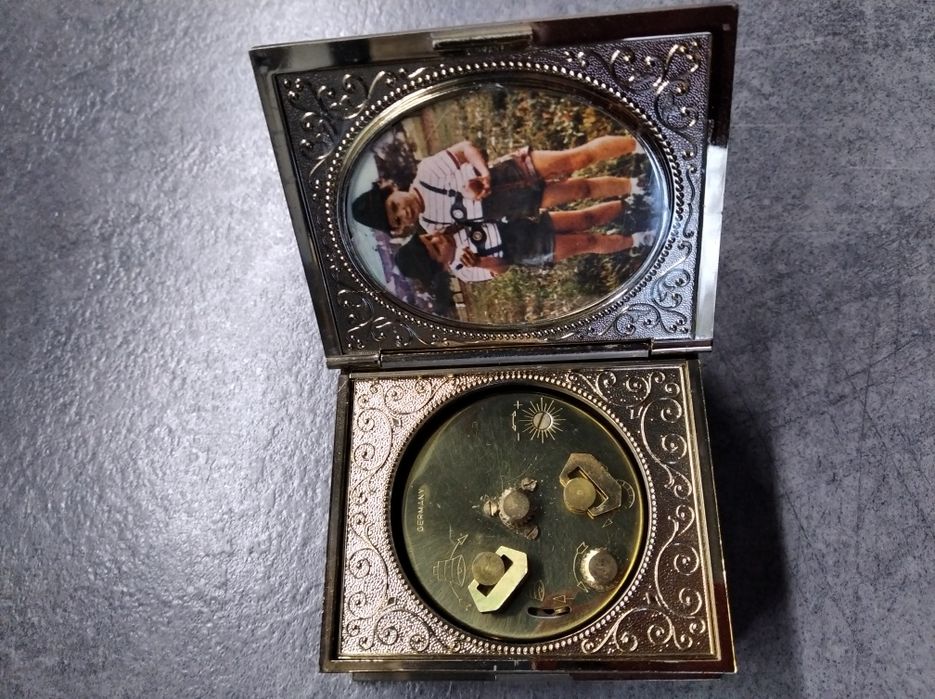 Zegar budzik w kształcie książki