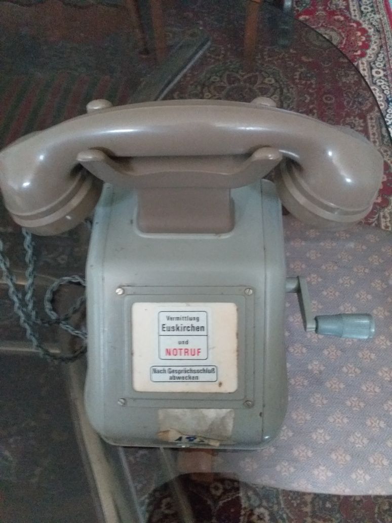 Telefone antigo manivela metálico a funcionar