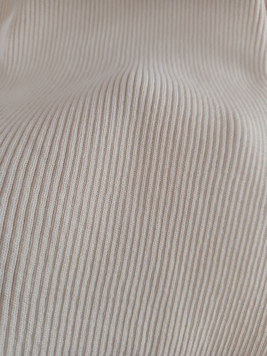 Beżowa sukienka z koronkowymi rekawami