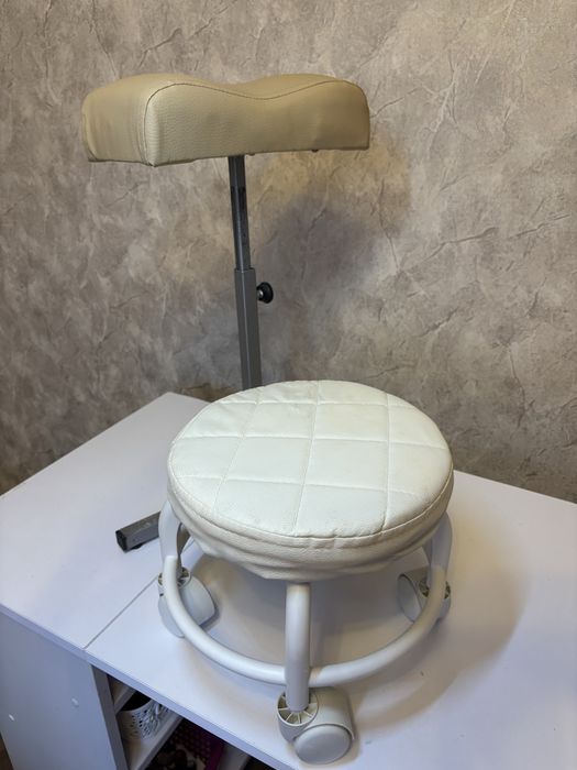 Підставка-тринога для педикюру і табуретка на коліщатках