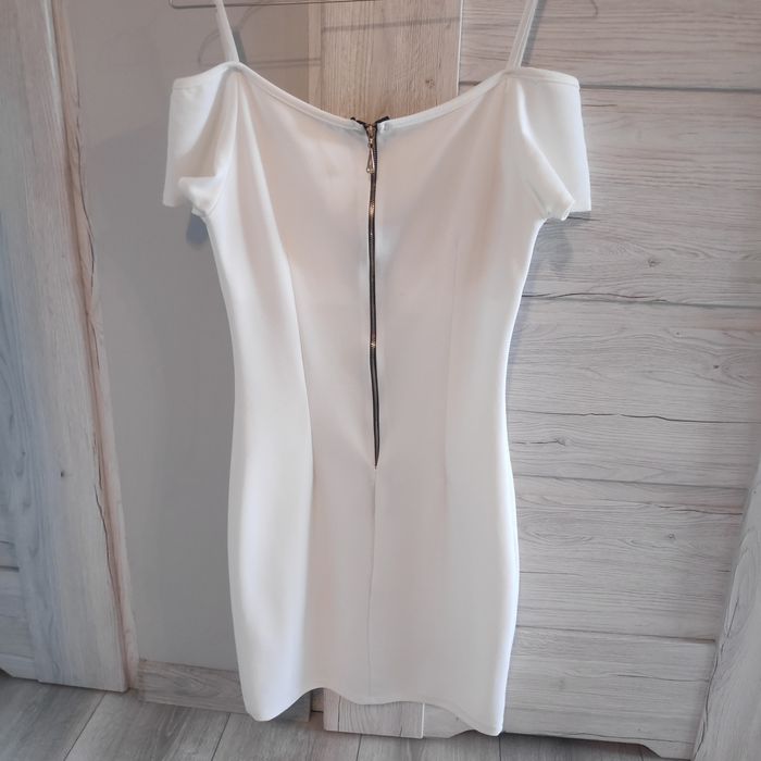 Sukienka pronto moda biala z odkrytymi ramionami na cienkich ramiączka