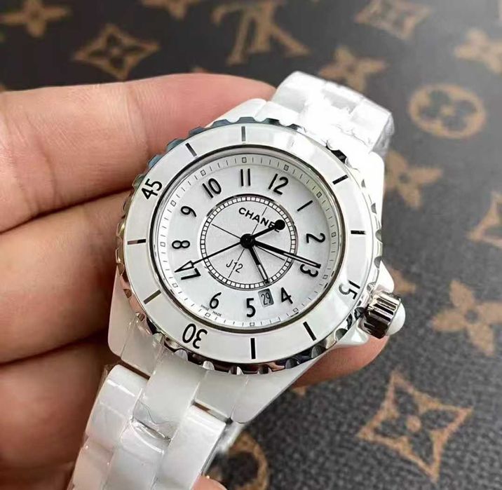 Biały zegarek damski Chanel