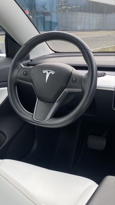 Продам Tesla model 3 , своя . Белый салон