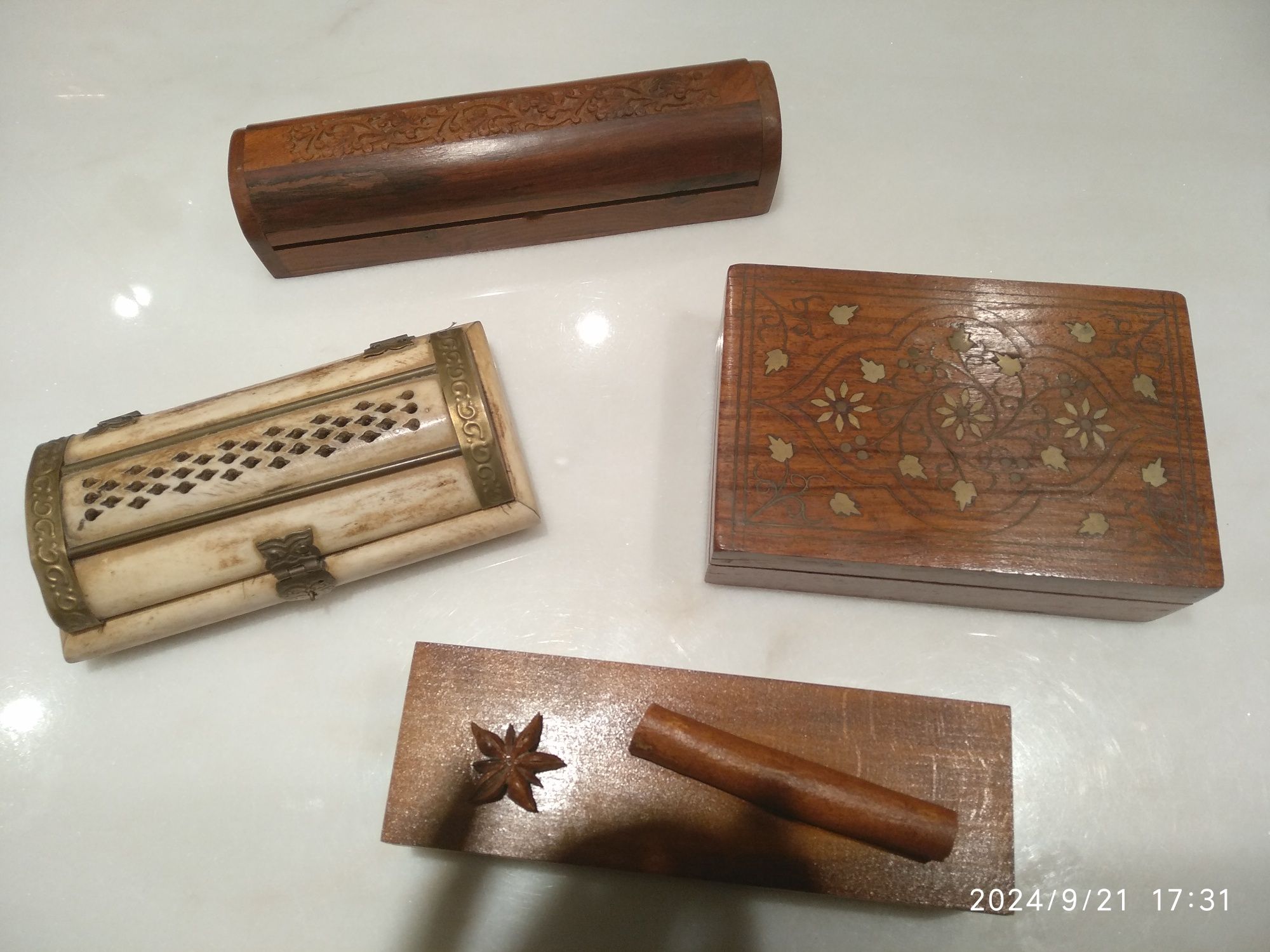 Conjunto de caixas, sendo as de madeira feitas à mão.