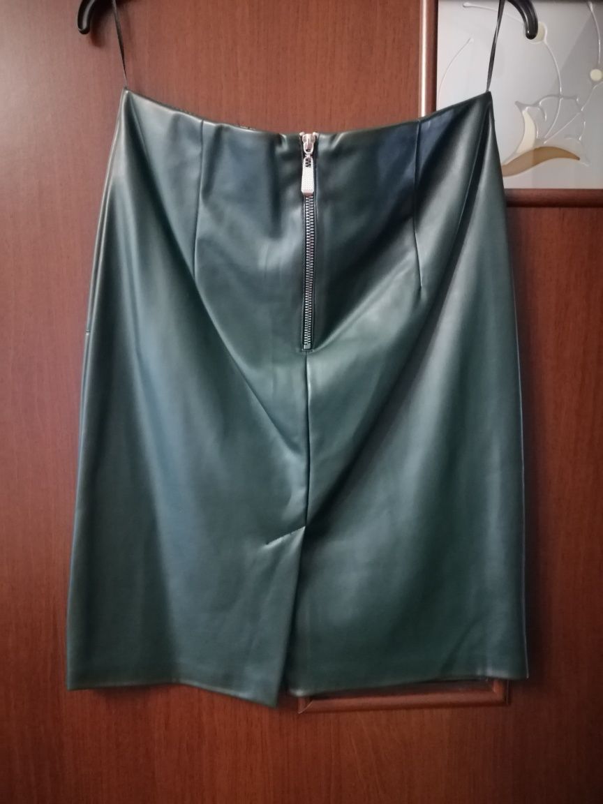 Продаётся женская юбка с экокожи темно зелёная M