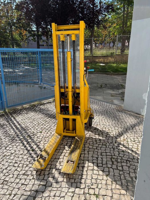 Stacker Steinblock 600 kg capacidade, revisto, a trabalhar.