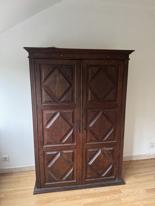 Roupeiro com gavetas