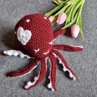 Walentynkowa ośmiornica amigurumi w serduszka, robiona na szydełku