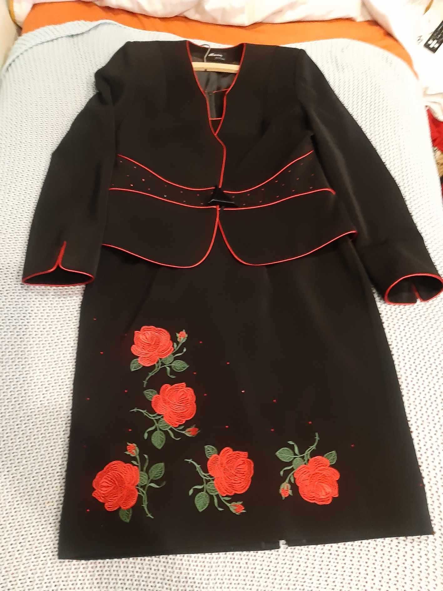 Sukienka czarna w róże z bolerkiem firmy Maxim rozmiar 42