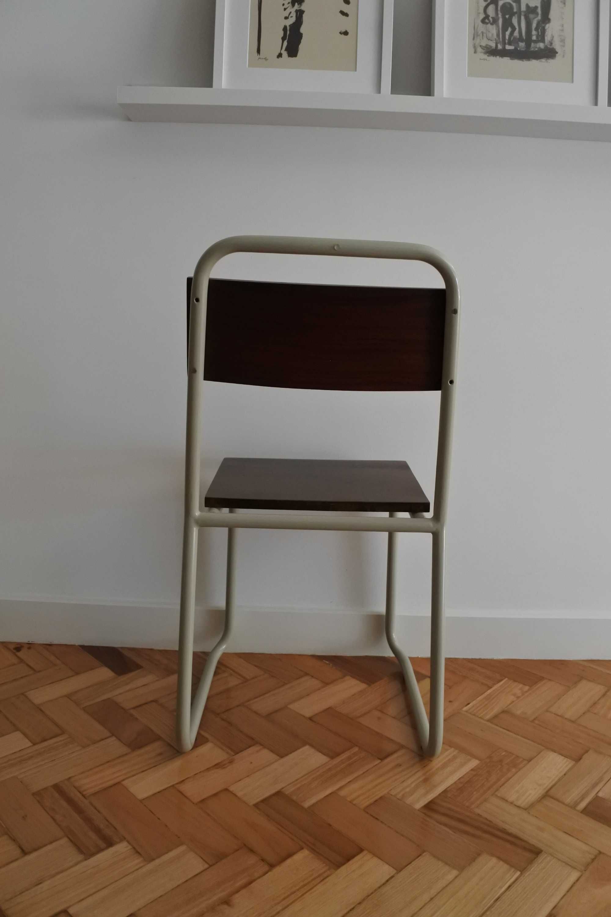cadeiras de estilo industrial vintage