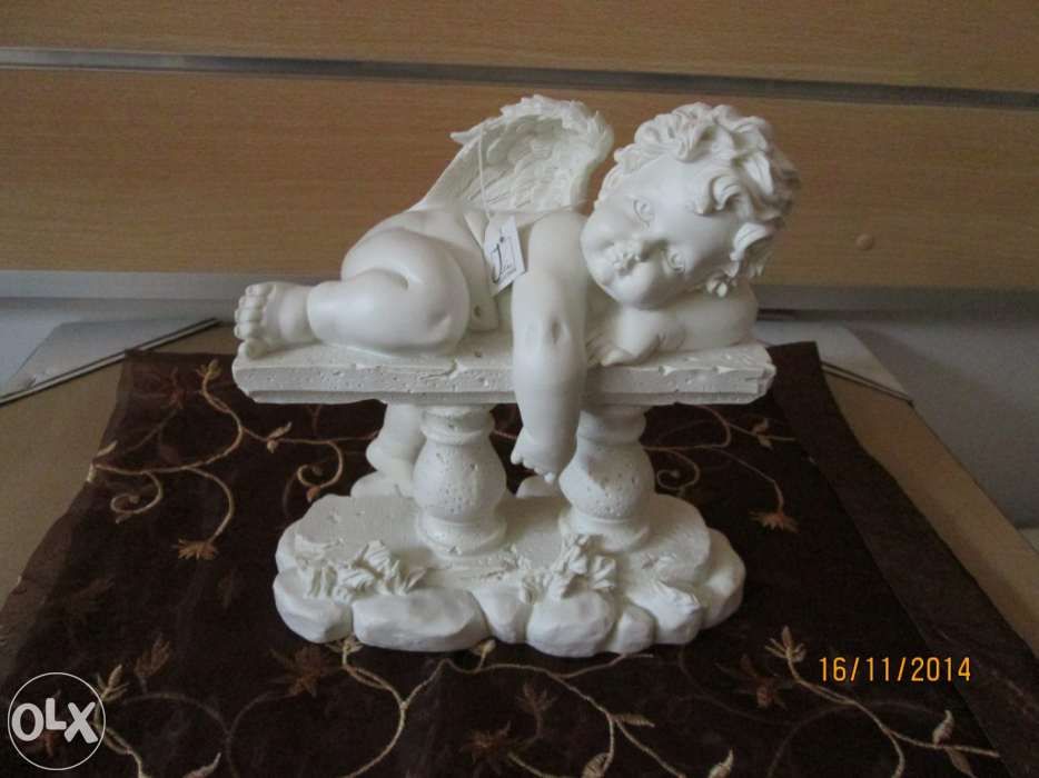 Estatua branca com  25cm