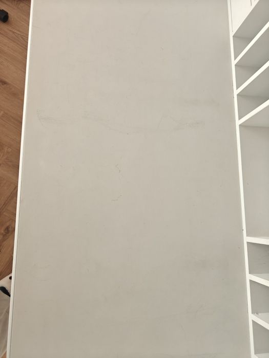 Sekretarzyk biały z nadstawką w stylu rustykalnym