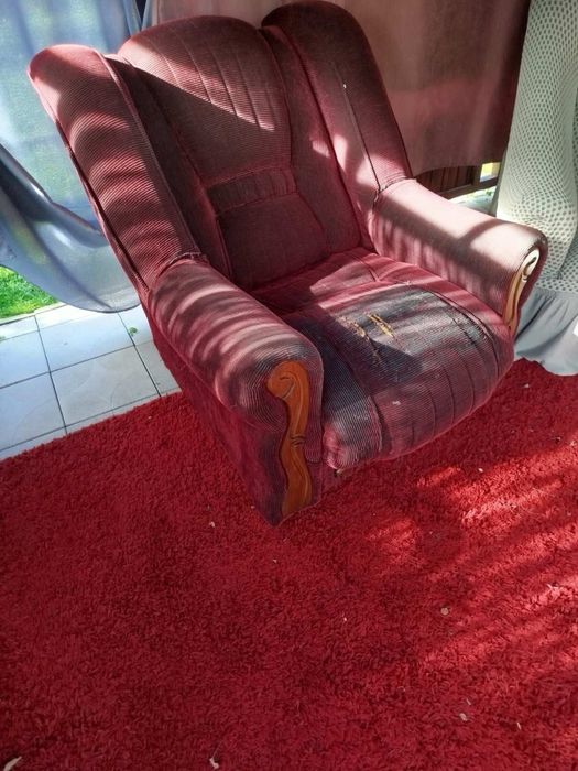 Продам крісла і  тумбочки і дзиркало