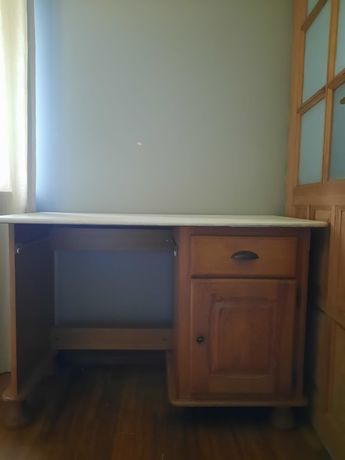 Drewniane sosnowe biurko i półka meble Bałtyk pokój dziecka