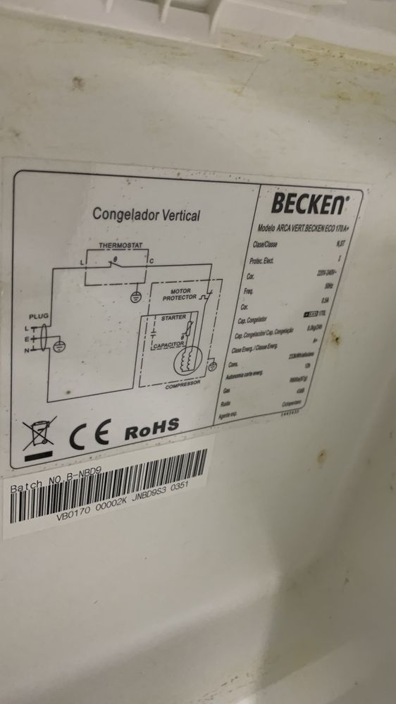 Arca congeladora vertical com muito pouco uso