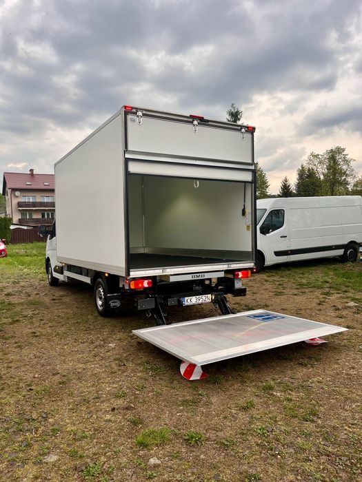 Wynajem samochodu dostawczego kontener z windą Wypożyczalnia dostawcze