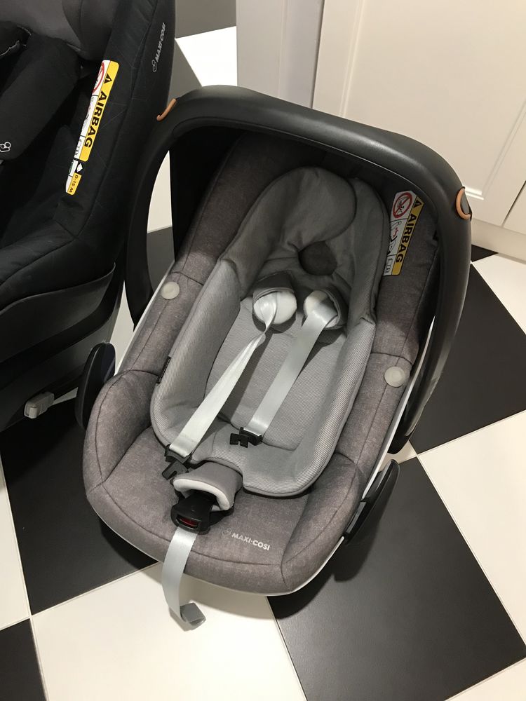 Zestaw dwóch fotelikow Maxi Cosi z bazą Isofix