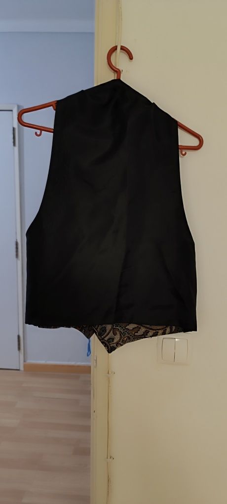 Colete preto, por dentro não é totalmente preto. Usado. Não tem etique