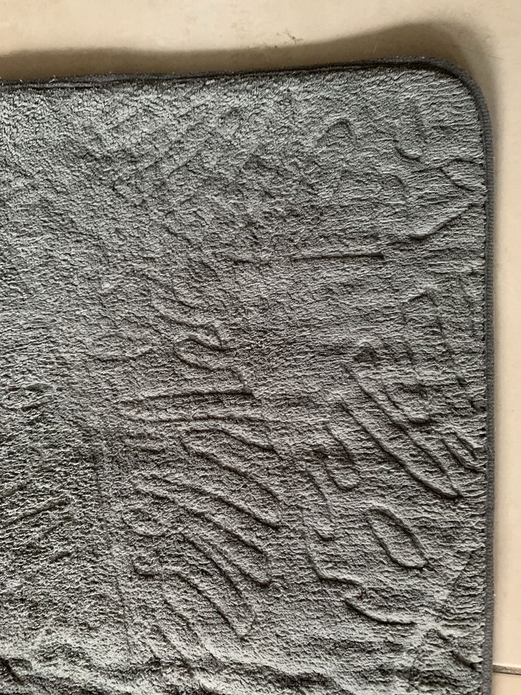Szary dywanik 45 cm x 70 cm Smukee z motywem liści monstery