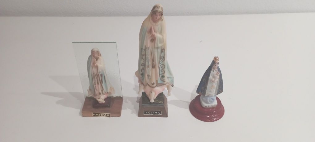 Conjunto de figuras religiosas