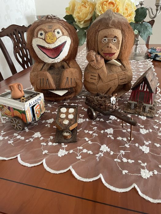 GORILAS mealheiros feitos em coco e várias peças artesanais anos 90
