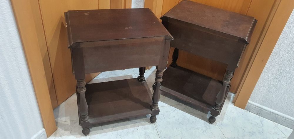 Duas mesas de cabeceira,em madeira maciça