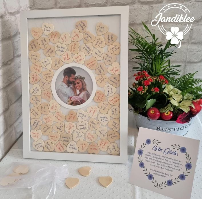 Księga gości weselnych, drewniana rama wraz z serduszkami z drewna