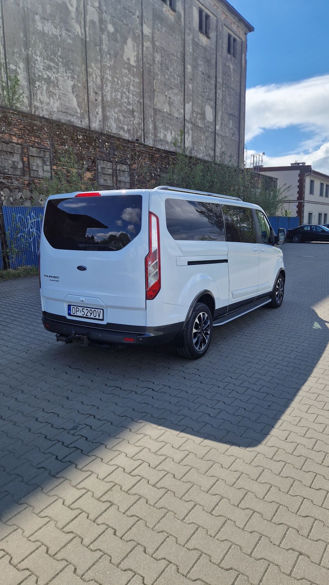 Wynajem busa  Ford Tourneo Custom Long 8os. Autom./Przewóz osób/Wesel