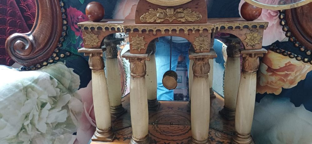 Piękny zegar bogato zdobiony