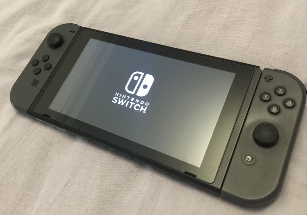 Nintendo Switch V2 Cinzenta vem com um comando e acessórios