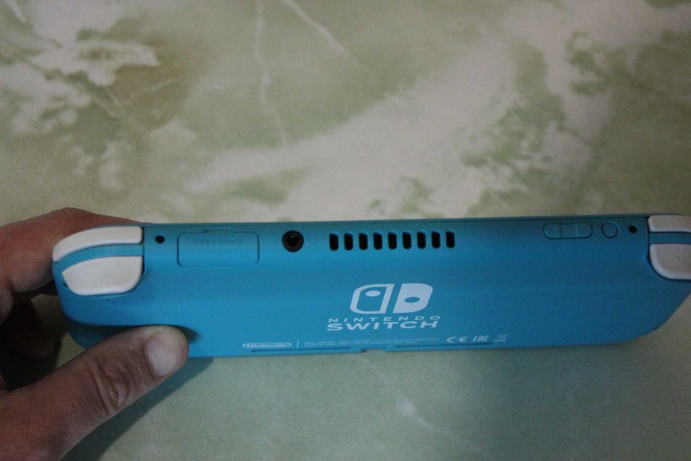 Продам приставку Nintendo Switch Lite.