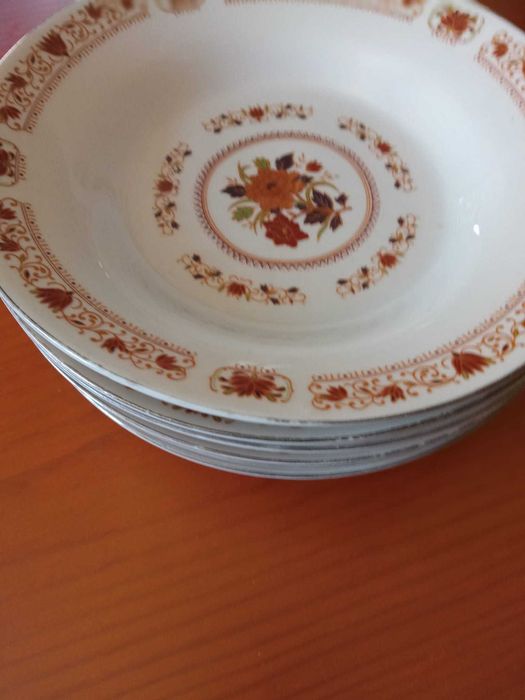 Candeeiro pequeno e pratos fundos