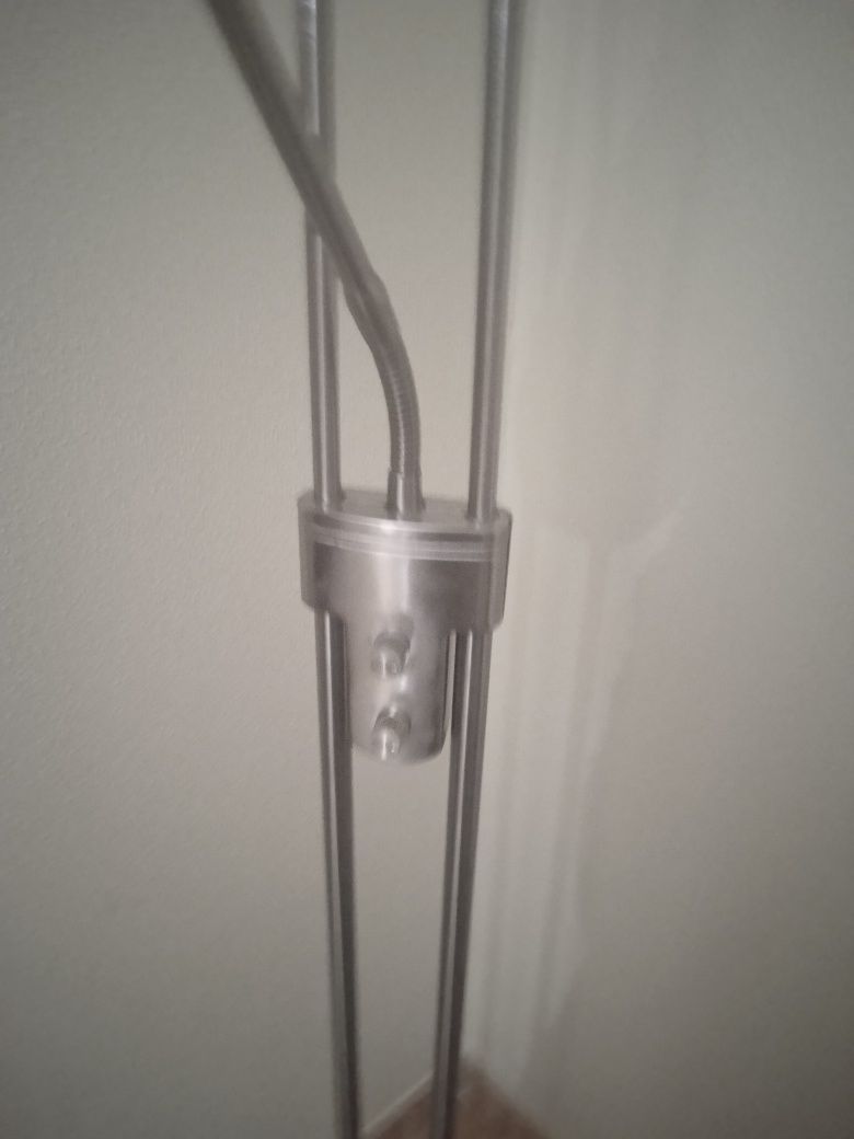 Candeeiro de pé com duas luzes