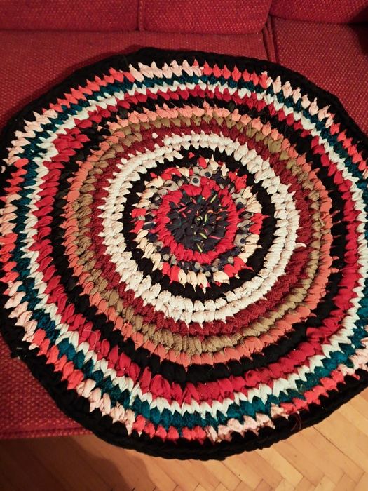 Коврик в'язаний ручної роботи є різних кольорів.
