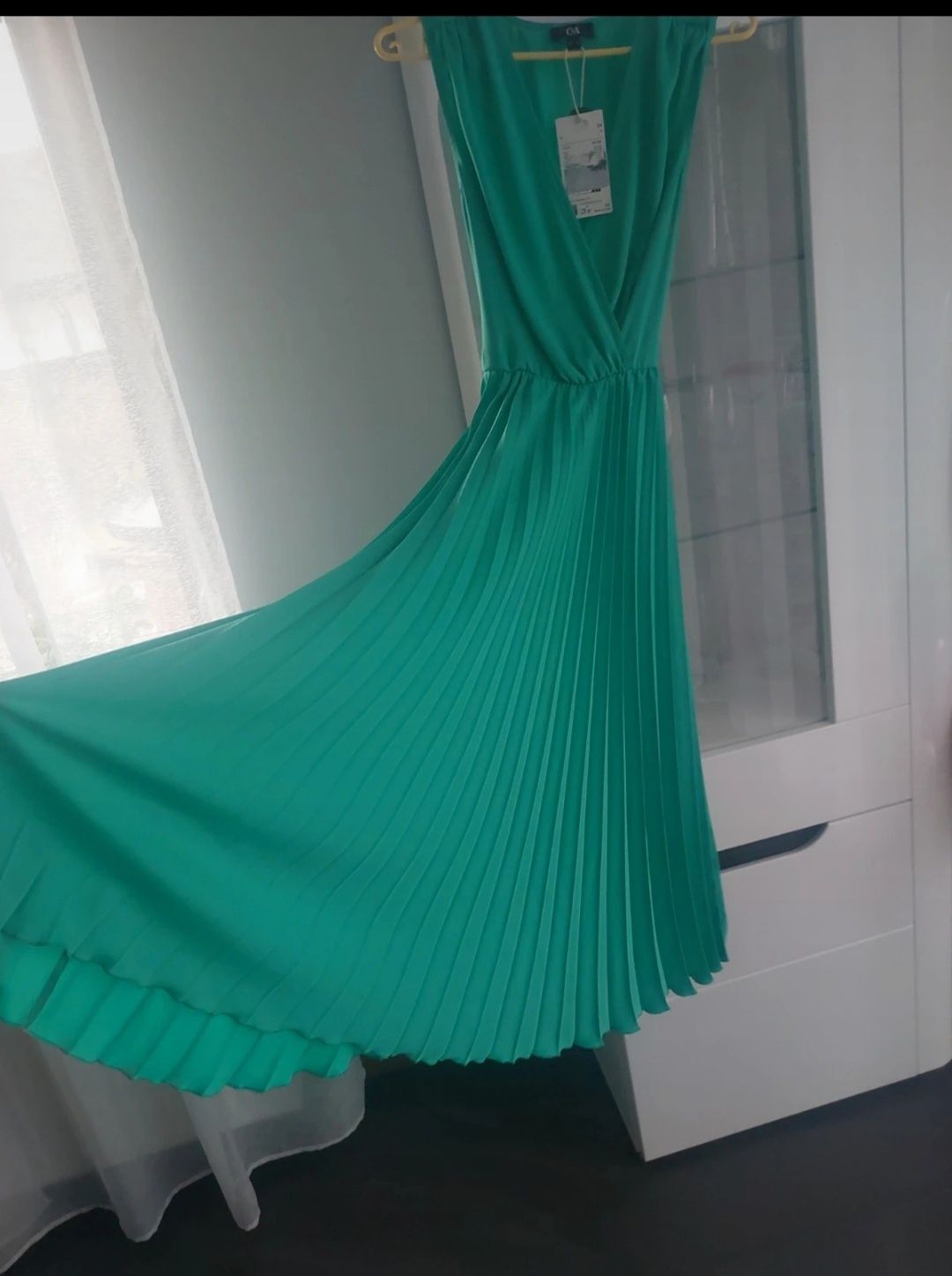 Sukienka zielona na ramiączkach midi elegancka
M L na ślub do kolan za